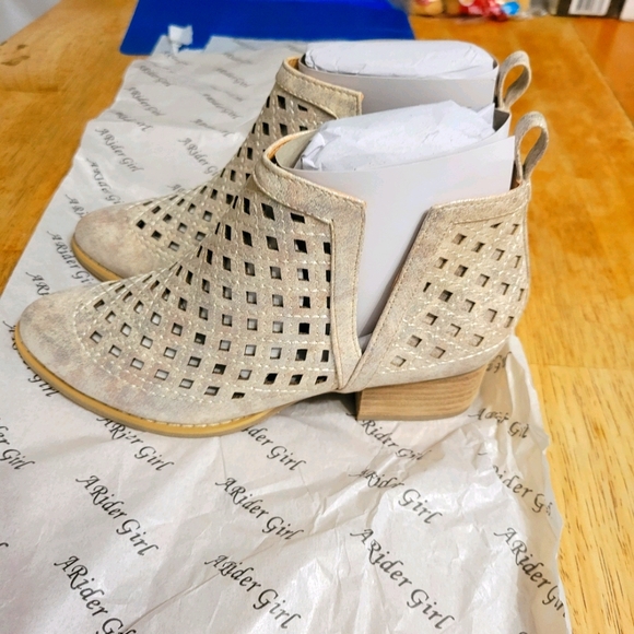 Abby NWT Metallic Lattice Bootie 6 - Picture 8 of 8